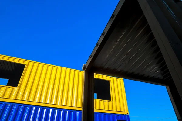 Recipientes de carga azul e amarelo — Fotografia de Stock