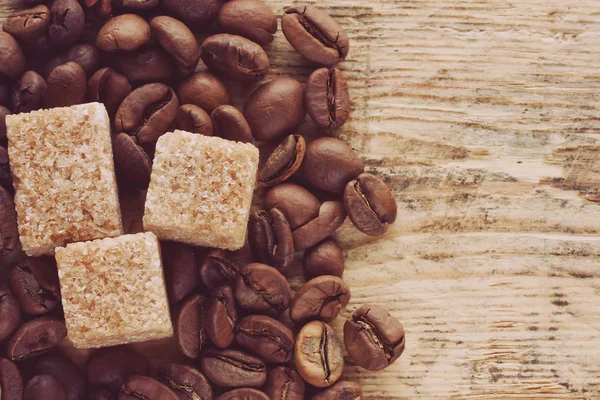 Brązowy cukier trzcinowy kostki i kawa — Zdjęcie stockowe