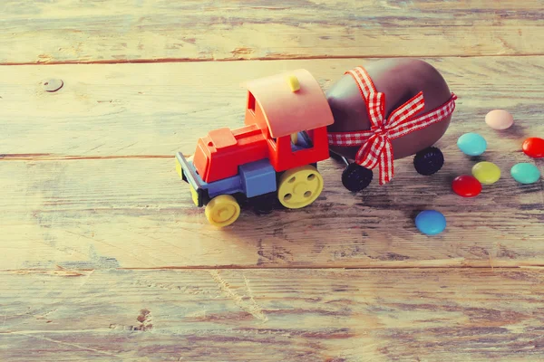 Paskalya dekorasyon oyuncak lokomotif ile — Stok fotoğraf