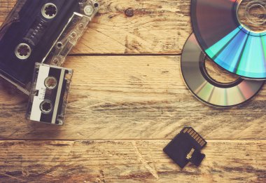 kaset ve cd yuvarlak yüzey ve birden parlamak oyun kağıdı 