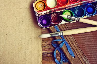 suluboya boya, fırça ve eski albüm 