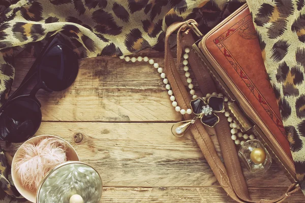 Женские винтажные аксессуары, порошок коробка, шарф, ожерелье, sunglas — стоковое фото