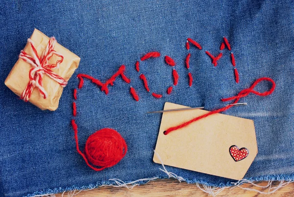 Mors dag bakgrund, denim broderade med bokstäver — Stockfoto