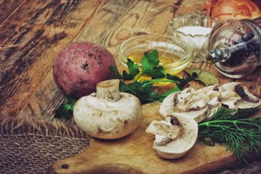 taze çiğ otlar ve patates mantar dilimlenmiş 