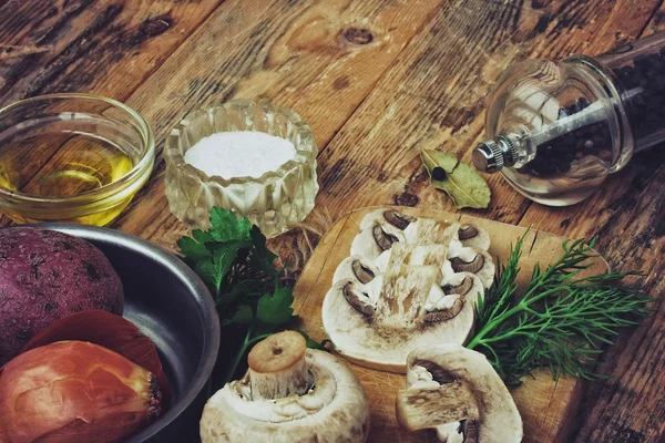 Vers rauw gesneden champignons met kruiden, aardappelen en zout — Stockfoto