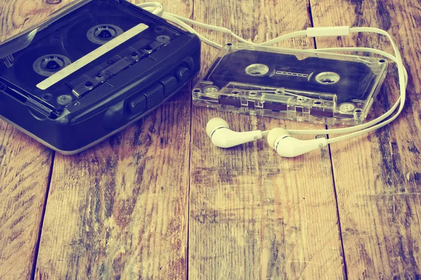 Viejo reproductor de cassette, cassette de audio y auriculares — Foto de Stock