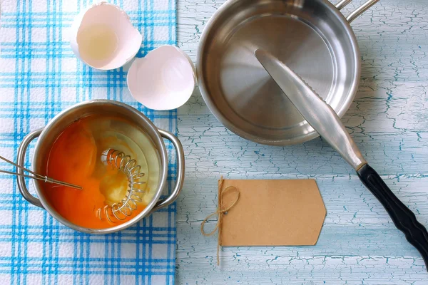 Біле зламане сире яйце в сковороді — стокове фото