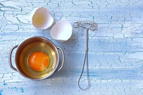Разбитое сырое яйцо в миске — стоковое фото