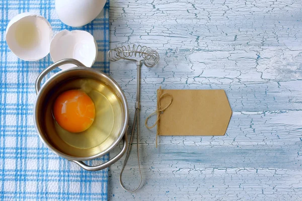Разбитое сырое яйцо в кастрюле — стоковое фото