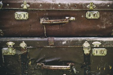 iki eski kirli bavul