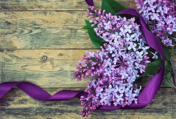 Buquê de lilás com uma fita roxa — Fotografia de Stock