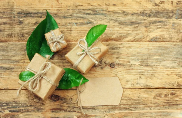 녹색 잎을 가진 3 개의 선물 상자 — 스톡 사진