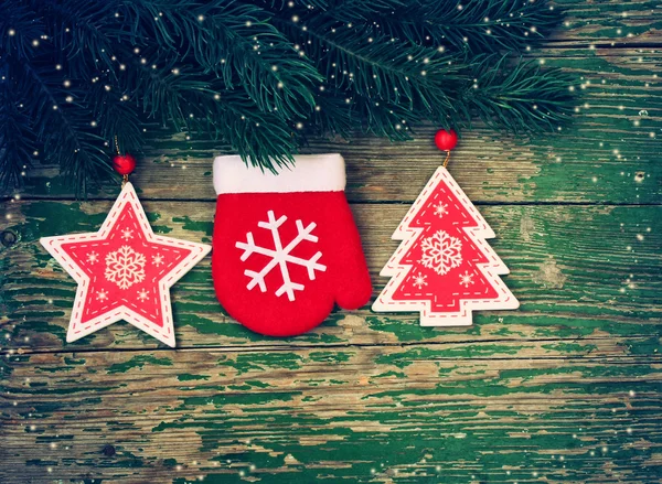 Fondo natalizio con ramo abete rosso, manopole, stella e abete — Foto Stock