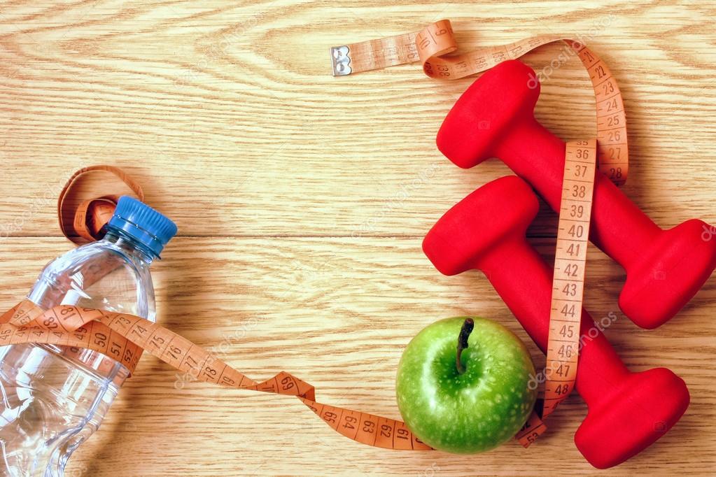 Tło fitness z hantlami czerwony — Zdjęcie stockowe ...