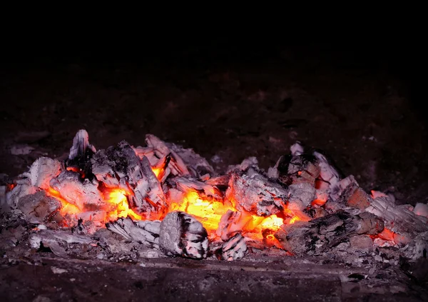 Λαμπερό κόκκινο ζεστό κάρβουνα — Φωτογραφία Αρχείου