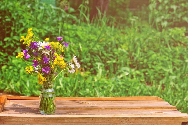 Zomer Boeket veldbloemen in glazen fles — Stockfoto