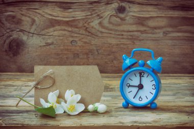 Mavi çalar saat, boş kağıt etiket, Yasemin şube
