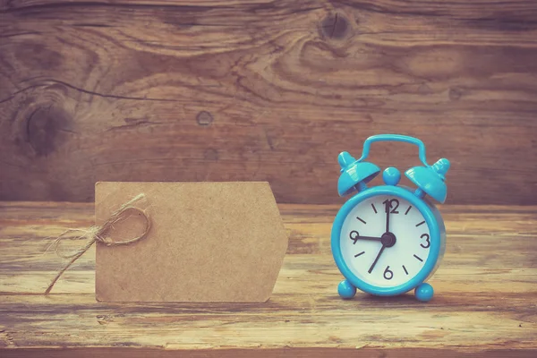 Mavi retro çalar saat ve kağıt etiket — Stok fotoğraf