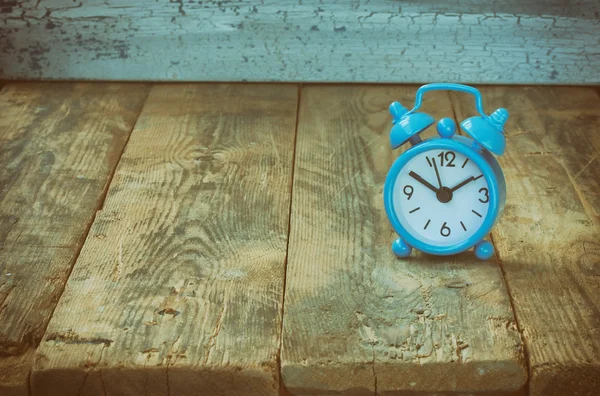 블루 레트로 알람 시계 — 스톡 사진