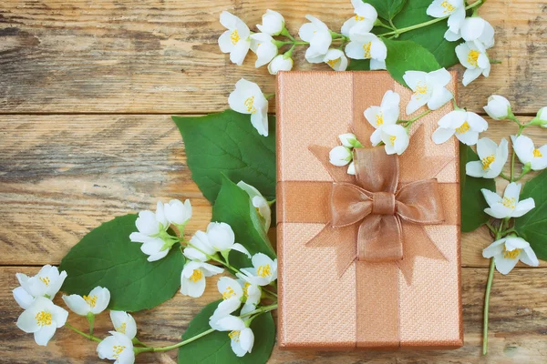 Brown gift box with jasmine — Stock Photo, Image