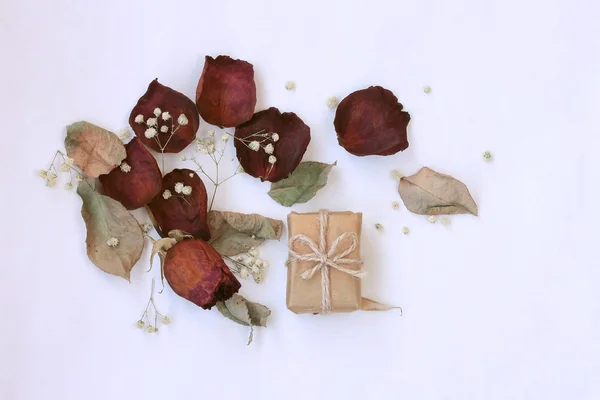 Caja de regalo, rosa seca, pétalos y hojas — Foto de Stock