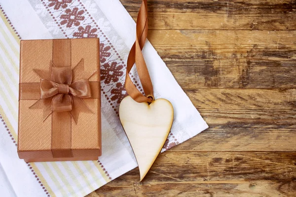 Confezione regalo, cuore su nastro di seta su tovagliolo di lino — Foto Stock