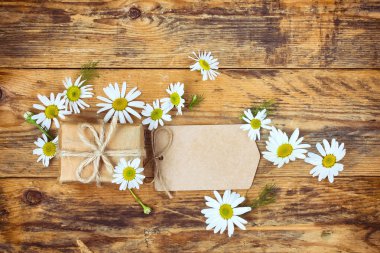 çiçek papatya, kağıt etiket ve hediye kutusu