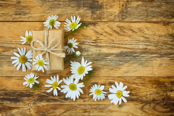 Flowers chamomile and gift box — Stock Photo, Image