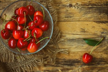 Olgun kırmızı tatlı bakir kase, tuval bezi