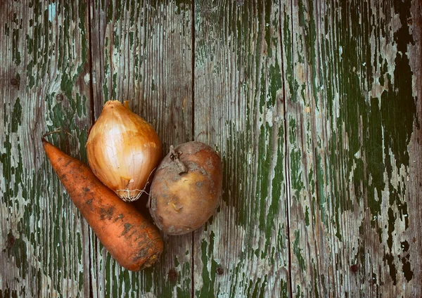 Dreckige Kartoffeln, Karotten, Zwiebeln — Stockfoto