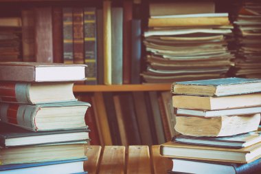 iki ahşap masa kitap yığınları