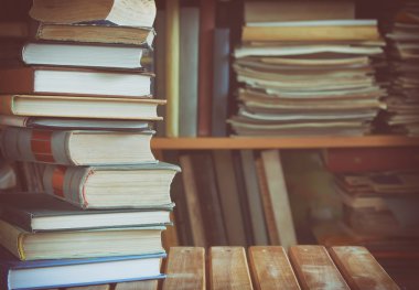 Kitaplar kütüphanedeki ahşap masada.