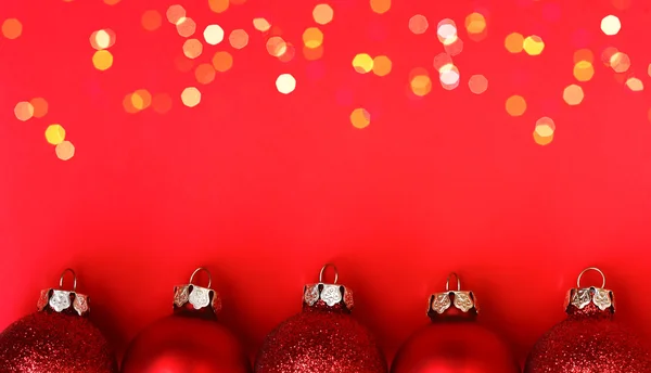 Natal fundo vermelho com bolas — Fotografia de Stock