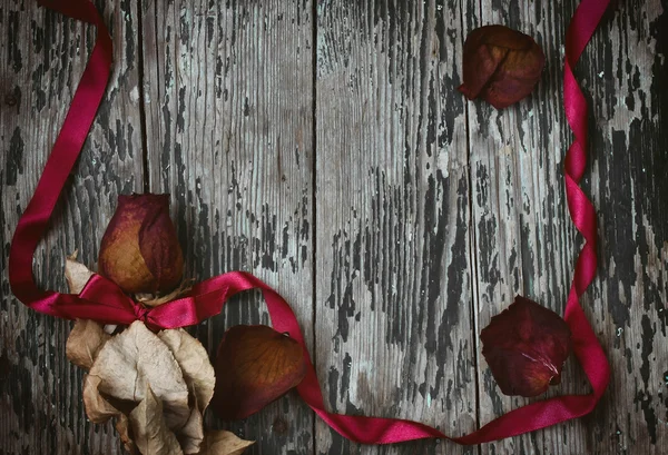 Ξηρό κόκκινο τριαντάφυλλο, μετάξι κορδέλα — Φωτογραφία Αρχείου