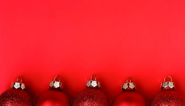 Vánoční červené pozadí s míčky — Stock fotografie