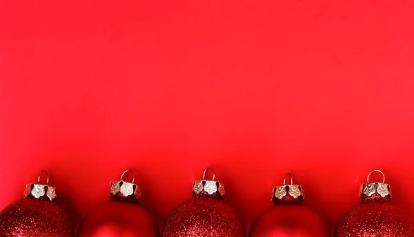 Natal fundo vermelho com bolas — Fotografia de Stock