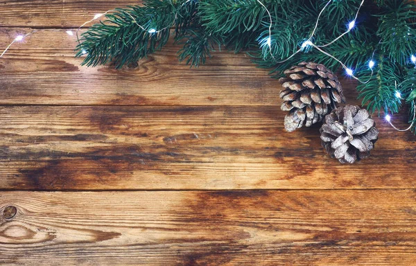 Vánoce Novoroční Zázemí Jedlové Větve Lehké Věnce Kornouty Starém Dřevěném — Stock fotografie