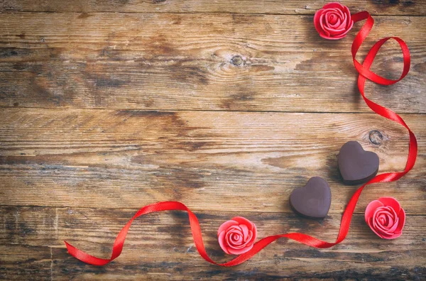 Valentijnsdag Wenskaart Melkchocolade Hart Vorm Kleine Roos Rood Satijnen Lint — Stockfoto