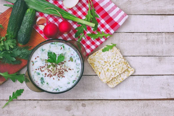 Kold Kefir Suppe Glas Skål Med Krydret Urter Agurk Radise - Stock-foto