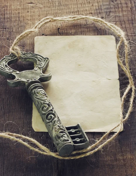 Vintage anahtar ve bir not — Stok fotoğraf