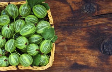 Hasır sepet içinde yeşil bektaşi