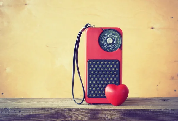 Old red radio and heart — Stock Photo, Image