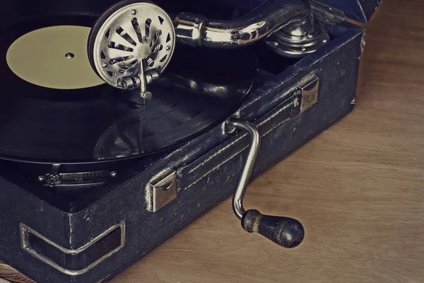 Oude grammofoon met vinyl records — Stockfoto