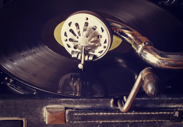 Gammal grammofon med vinylskivor — Stockfoto