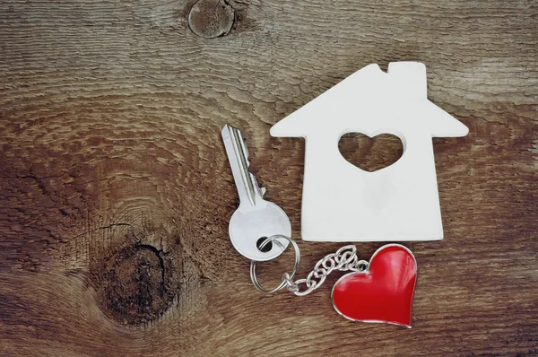 Malý dům a klíč — Stock fotografie