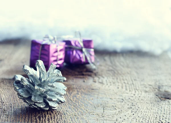 Vánoční pozadí s kuželem smrk — Stock fotografie