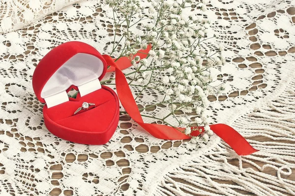 Bague de mariage argent avec ruban — Photo