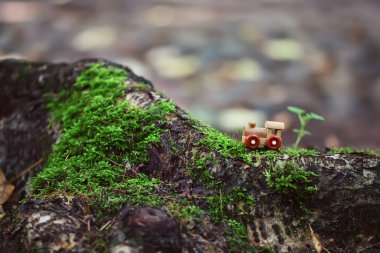 Eski küçük ahşap oyuncak buharlı tren 