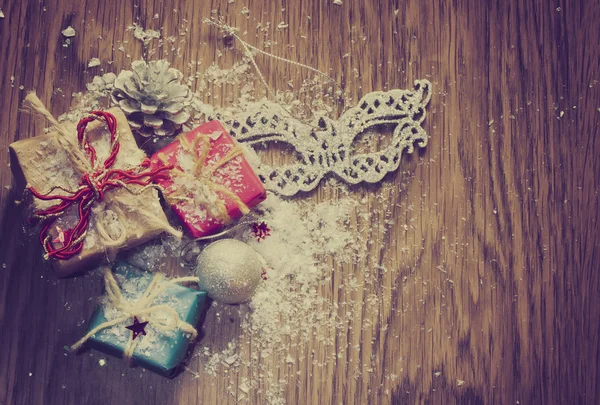 Trois cadeaux de Noël, ornements et masque — Photo