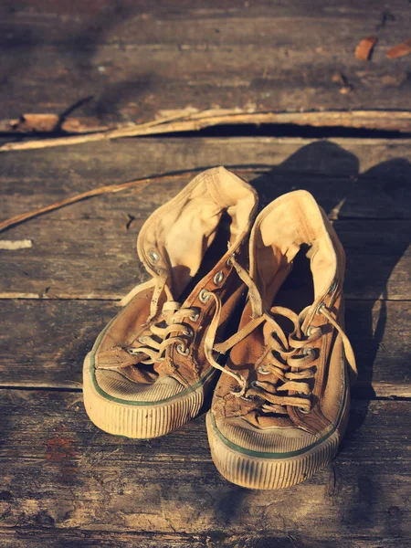 Vintage gamla smutsiga sneakers — Stockfoto